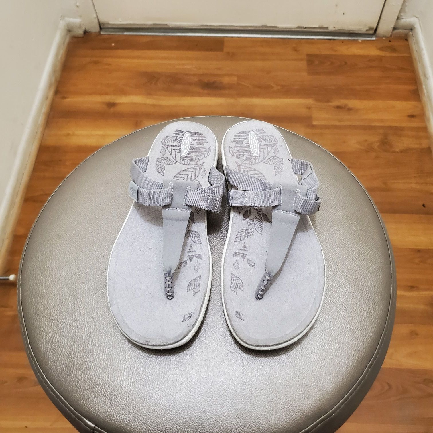 NWOB womens KEEN sandals size 7