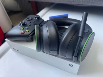 Xbox series s with controller/cable + wireless headset + external ssd