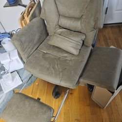 Barely Used PC chair.  Extra Wide with fold down arms