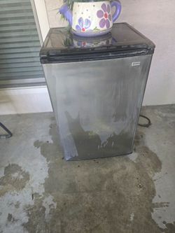 Kenmore acompact Fridge/ freezer slot