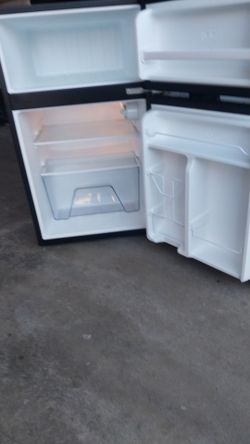 MINI FRIDGE WHIRLPOOL IN EXCELLENT CONDITION ONLY USED FEW MONTHS WORKS EXCELLENT