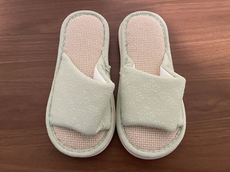 Women’s Slip-On Open Toe Slippers — Size 6–7 Brand New