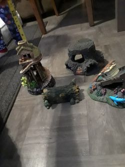 Fish tank decor great condition