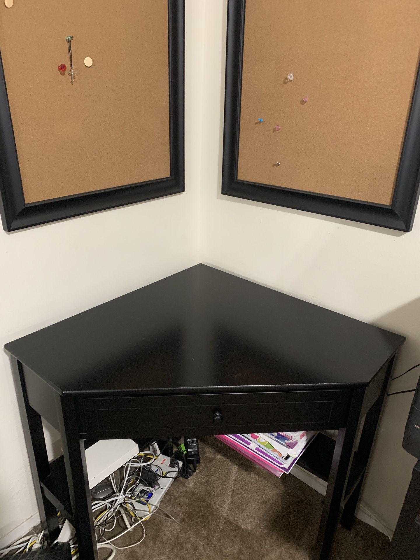 Corner desk withe 2 cork board (black)