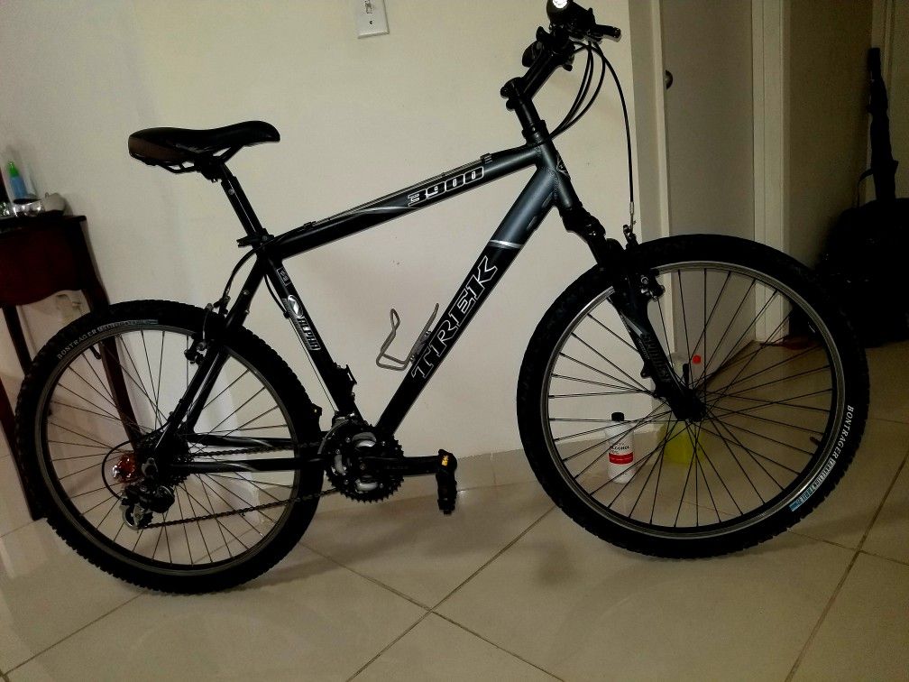 Trek 3900( Alpha Custom Aluminum ) Mountain Bike, 24Speeds. Size : 49.5cm Good Condition.
