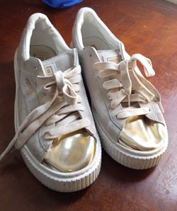 Gold Toed Pumas Sz7.5