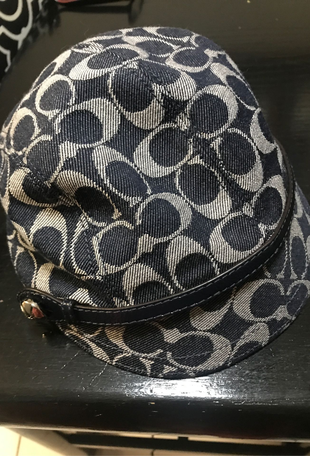 Gorra tipo boina de la marca coach, en excelente condiciones!