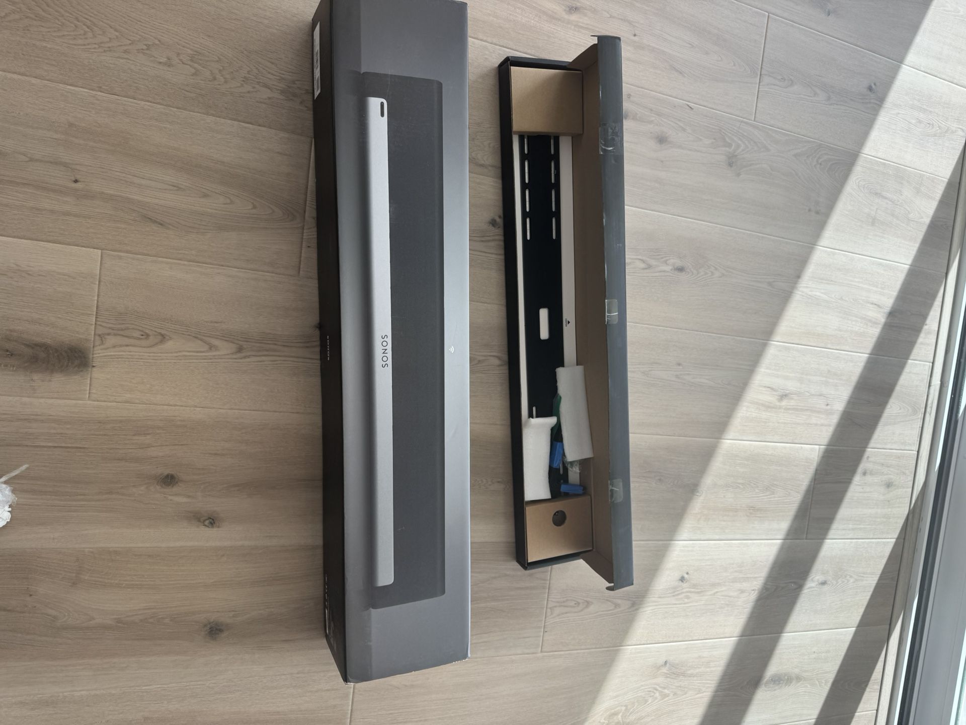 Sonos Soundbar With Wall Mount Kit In in The Box