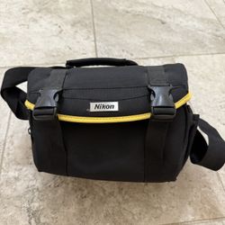 Nikon Medium DSLR Camera Bag w/ Dividers & Strap