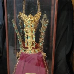 24K Gold Plated Korean Silla Dynasty Royal Crown Replica – Cheonma Chong Display in Glass Case
