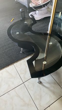 Mesa para la sala de vidrio está el precio de $50