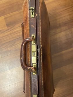 Vintage leather doctor's/Gladstone bag. In beautiful condition, and it