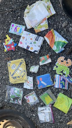 More Than 15 Pcs Of Dinosaurs Mix Party Items.