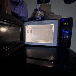 West Bend Microwave Oven with Electronic Control Panel and Glass Turntable, 0.7 Cu.Ft