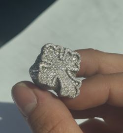 Full diamond cross ring 💎