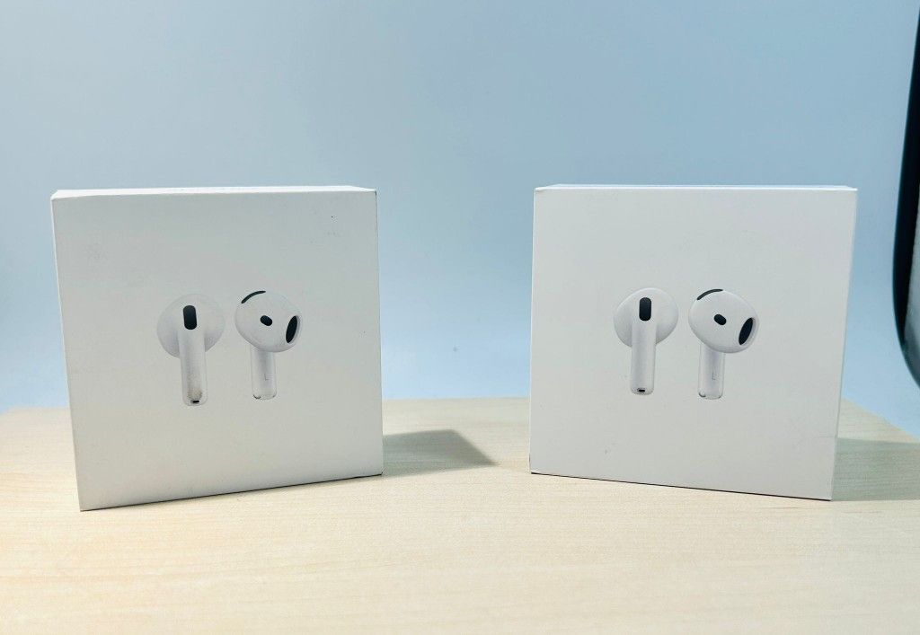 Apple AirPods 4 With Charging Case NEW