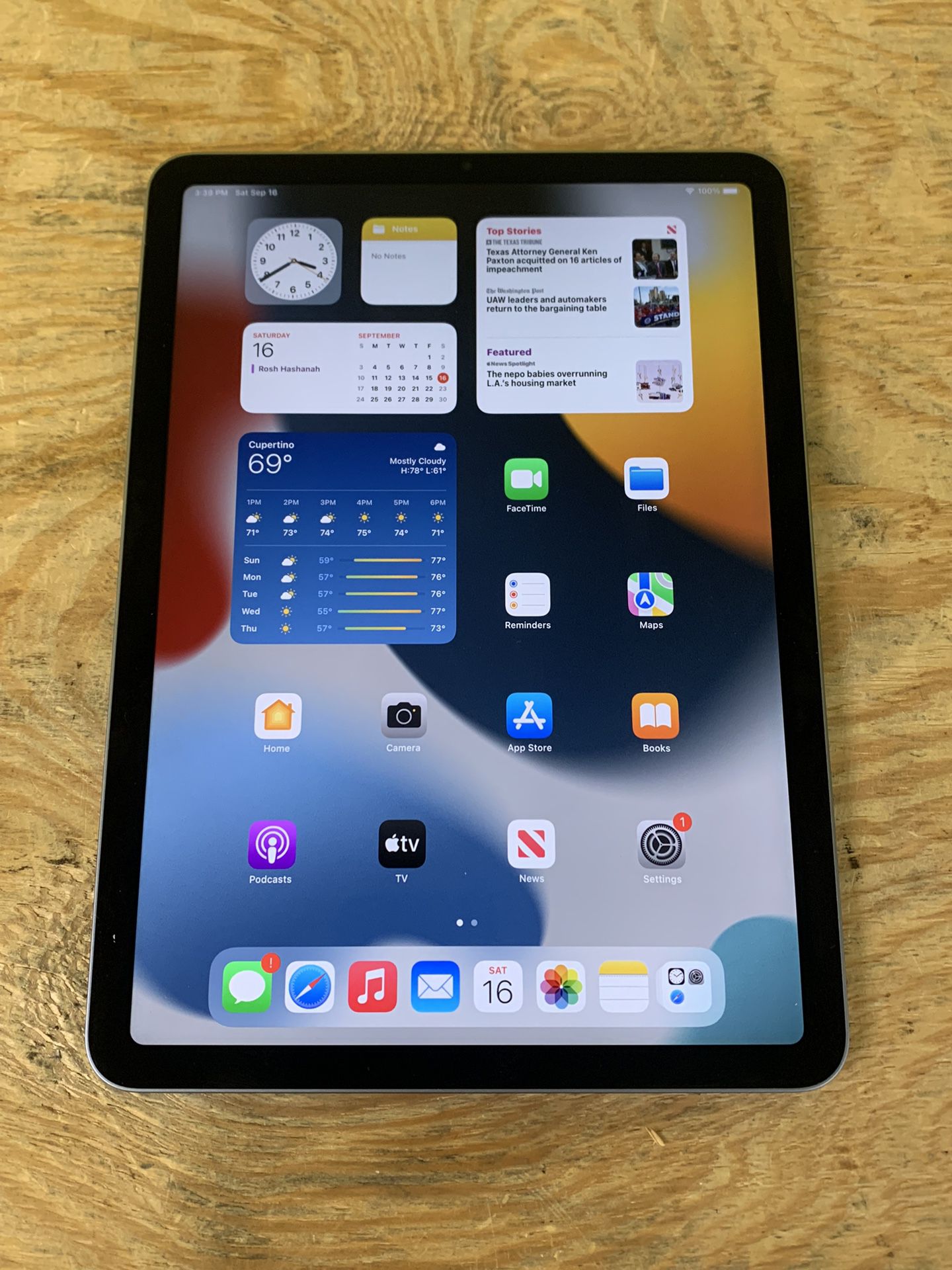 Apple iPad Air 5th Generation 2022 - 10.9” - 64GB - Space Gray