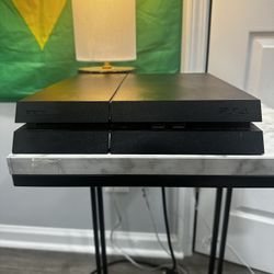 PS4 + 2 Controllers 