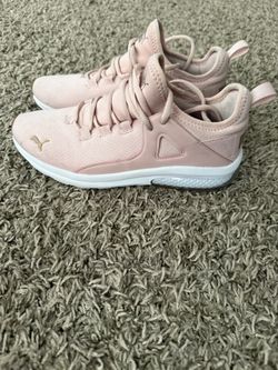 Women’s Pumas Pink Size 8