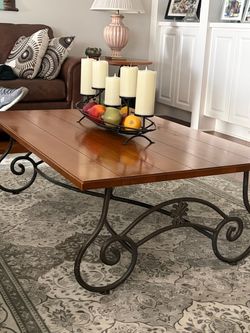 Coffee table w 2 ends