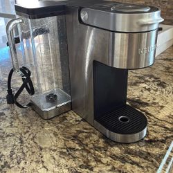 KEURIG COFFEE MACHINE 