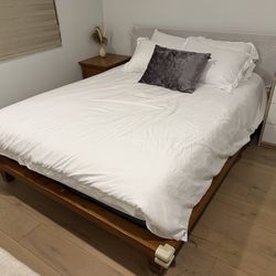 Queen bed set w/ nightstand