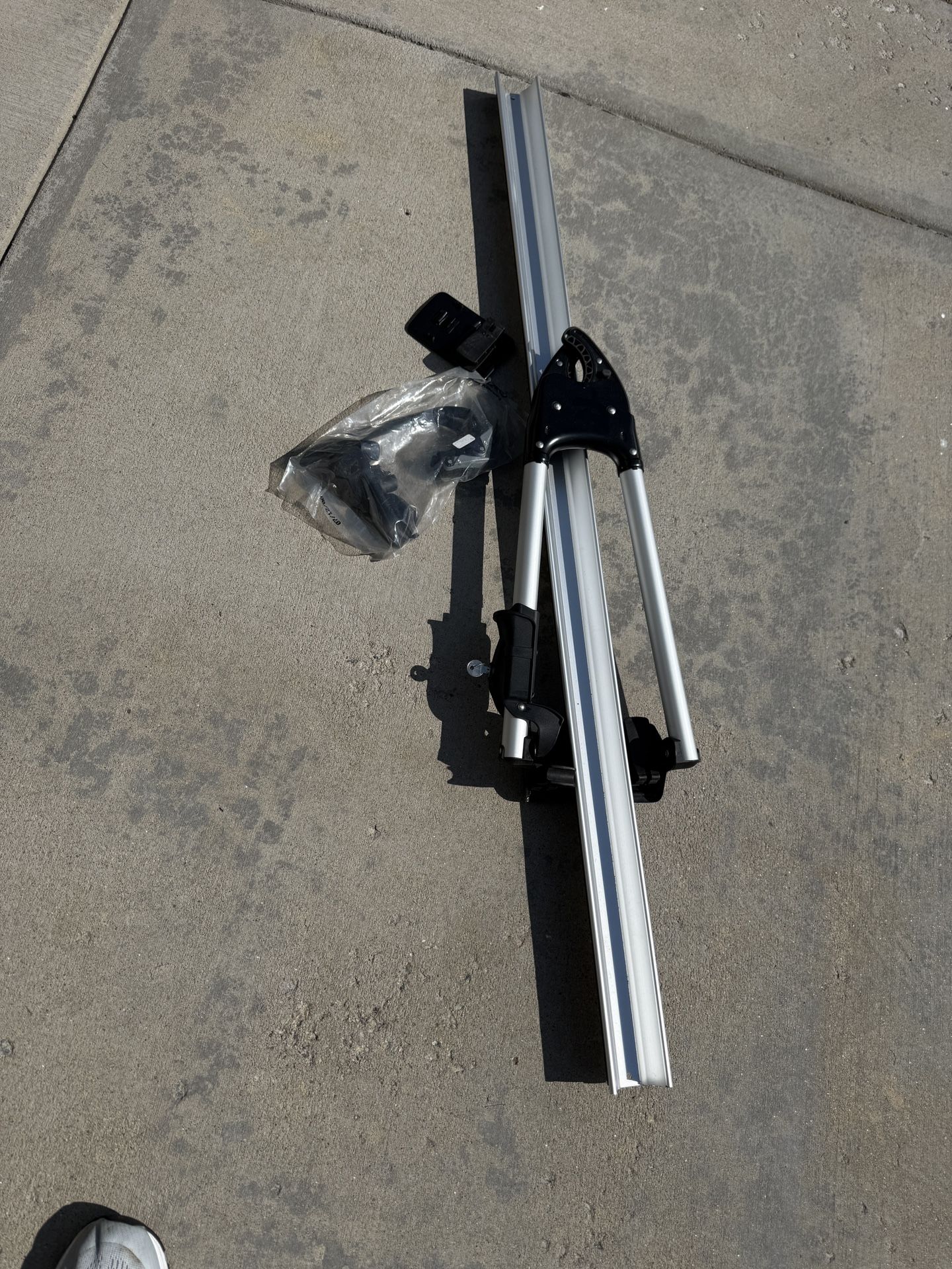 New THULE BIKE RACK Upright 599 Big Mouth fits Aeroblade Evo WingBar w/ Lock & Key