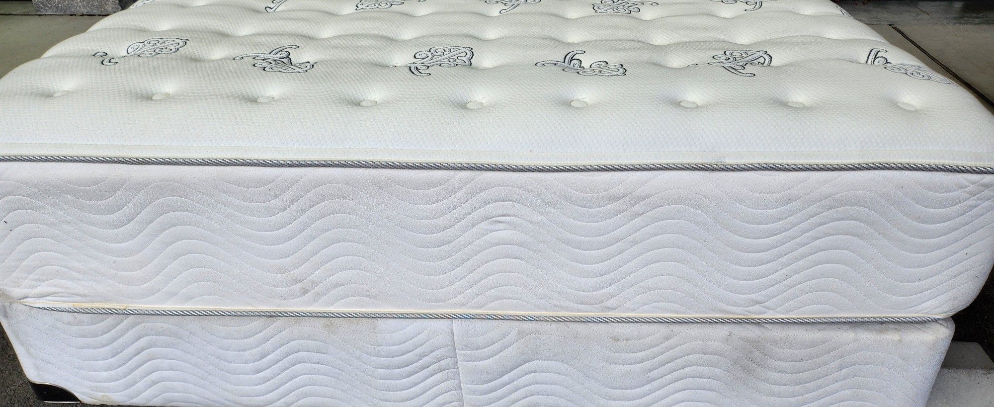 Queen Simmons Bed