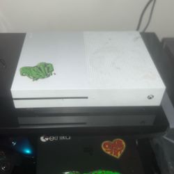 Xbox One Comes With 3 Controllers HDMI AND POWER CORD 