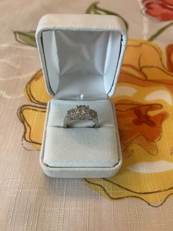 GENUINE NATURAL (NOT LAB) DIAMOND RING 💍💎. 1.0 CARATS TOTAL. 14KT SIZE 7. VERY DETAILED & HEAVY. MSRP $2,500!! NOW ONLY $750 💎💎💍💍