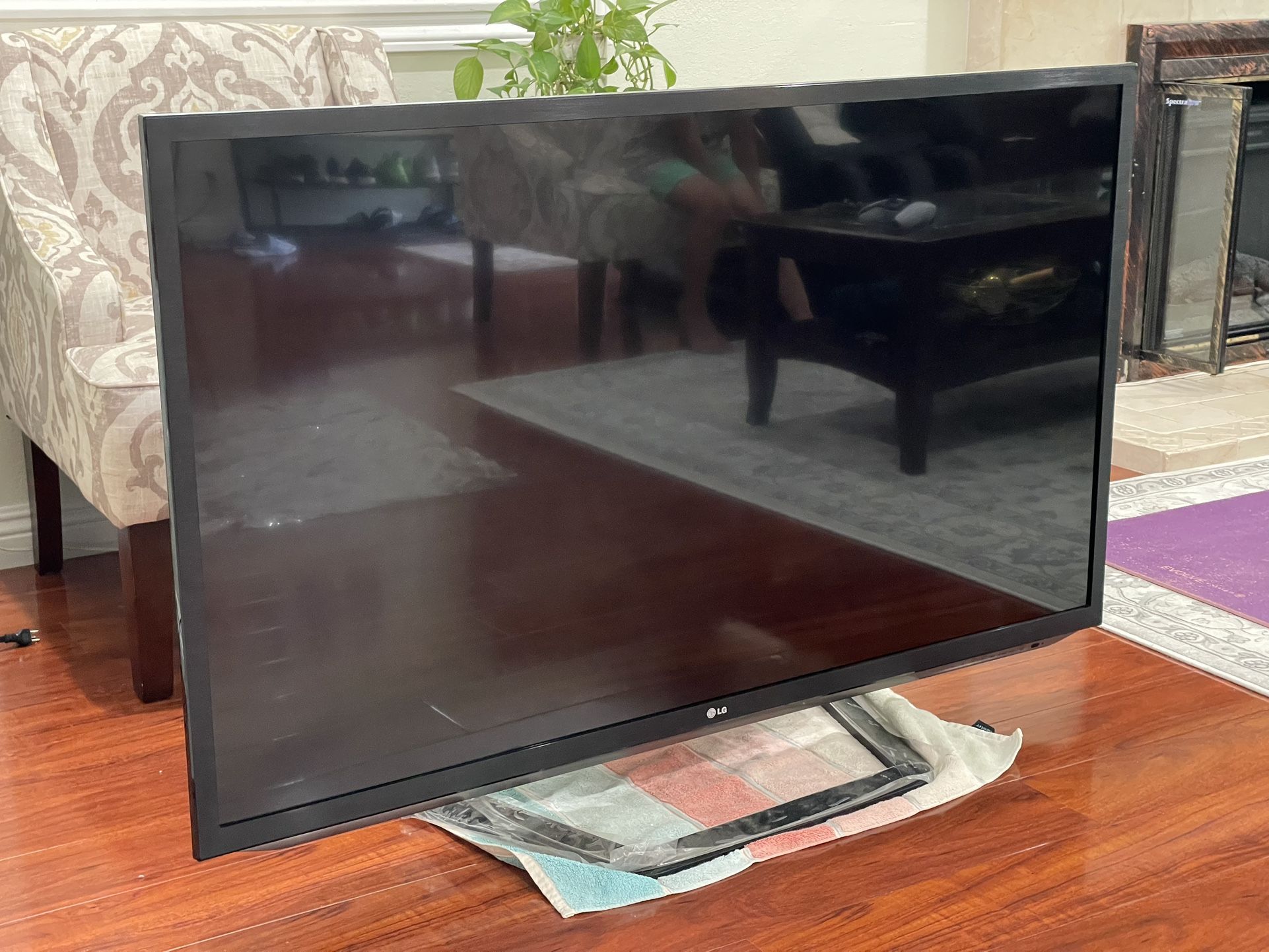 LG 55” 3D LED HD Smart TV 55LM6200 Rare