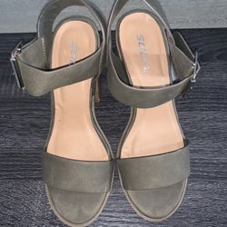 Olive Pump Heels Women’s Size 7