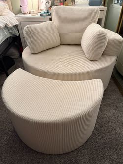 Like-New White Plush Swivel Chair