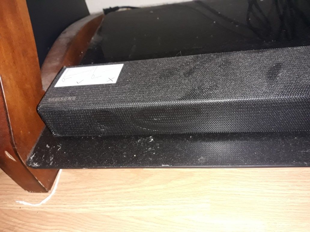 Samsung sound bar with bass tube