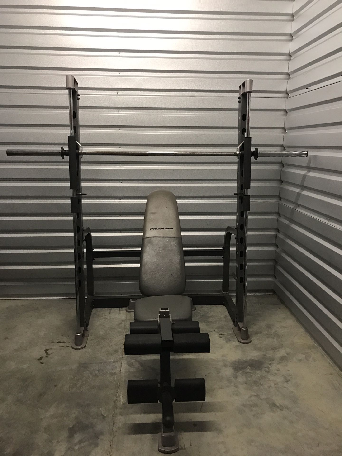 Pro-form c800 weight bench/ smith machine exerciser with Olympic barbell
