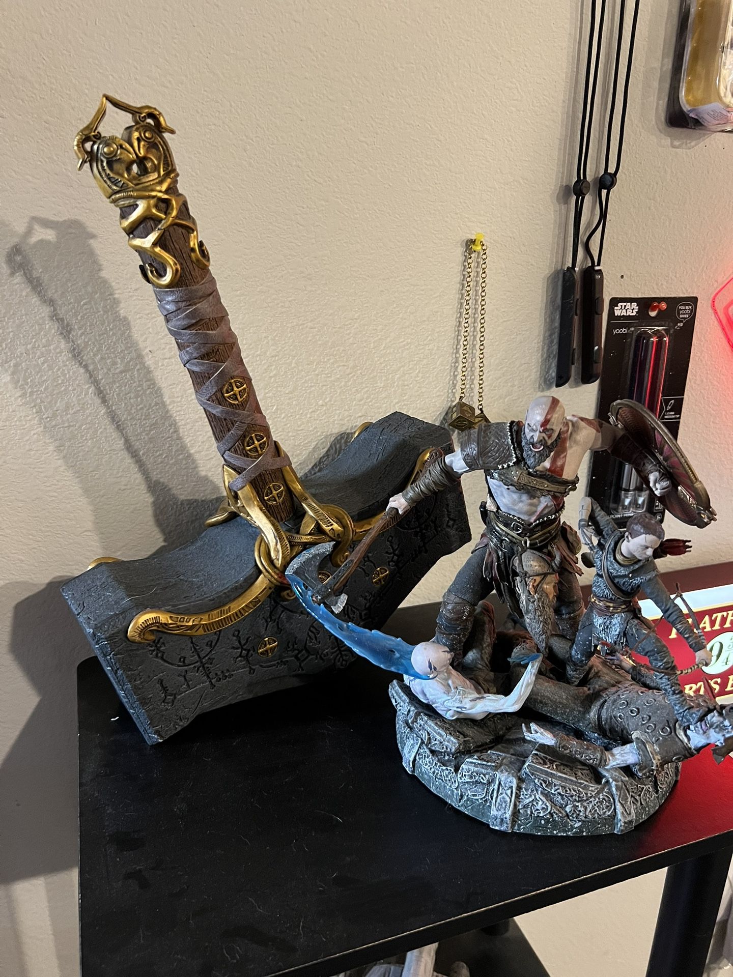 God of War Stone Mason's Collector's Edition Statue Kratos and Atreus And Thor Plastic Hammer
