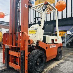 Nissan 30 Forklift, 2 stage mast, 47”. 2866 lb Left capacity 118” Left Heigh. 47” Forks, 4 cylinder gasoline engine.