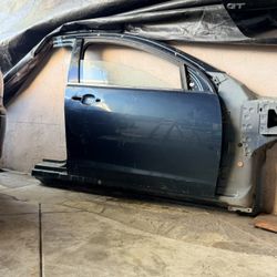 G8 Gt Right Front Door 