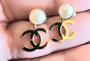 🪷18k Gold Pearl Drop Earrings with Interlocking Logo