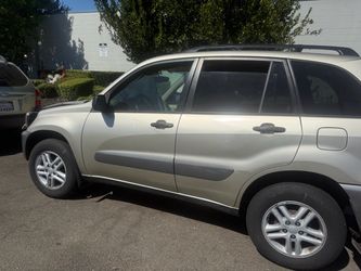 Toyota RAV4 SUV – Gold/Champagne