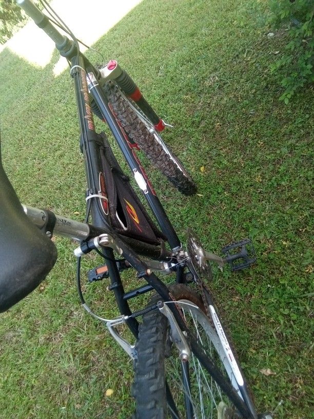 Black And Red Bike Brend Calld Dimond this Bike Costded Me 600$ and I'm Making this 455$