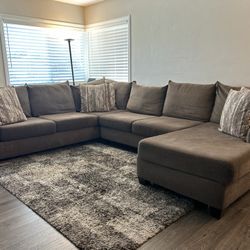 *** Jerome’s Sectional Sofa With Chase ***