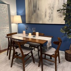 Beautiful Dining Set Mid Century Style Very Good Condition!! Table with 4 Chairs! I Can Deliver.