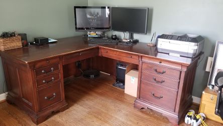 Executive L-shaped Desk And Hutch