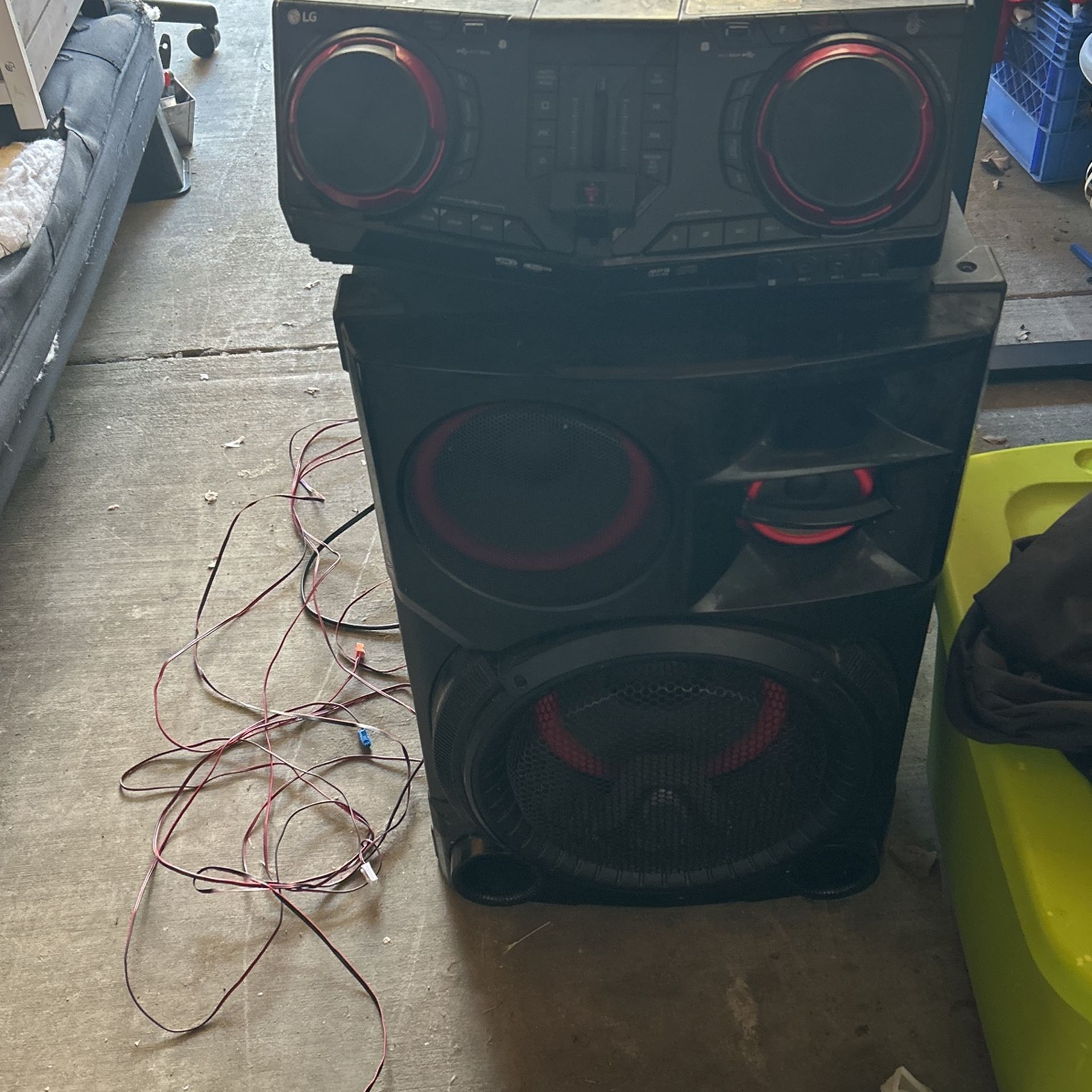Stereo With Speakers