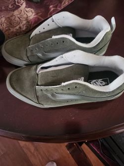 NEW men's size 10 shoes $15