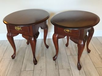 Vintage Pair of Traditional Queen Anne Style Cherry Wood Oval End Tables