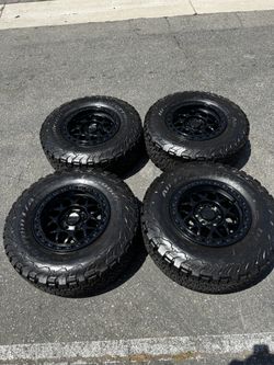KMC KM549 GRS 6x135 17” Wheels with 33” BFGoodrich K02 All-Terrain Tires Ford F-150