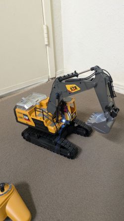 excavadora a control remoto Hengjian de escala 1/14 con funciones, pala metálica.
cuenta con dos pilas recargables 14500 de 1800mAh 3.7V esta excavado