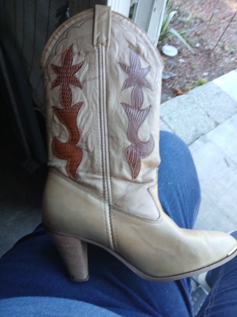 Ladies Boots Size 9 $20.00